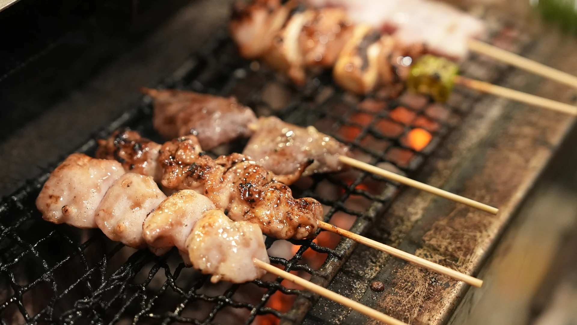 炭火の上で香ばしく焼き上げる金木犀の焼き鳥